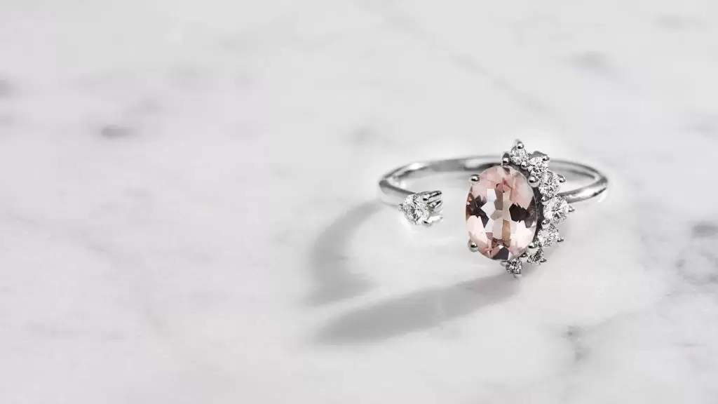 Asimetričan prsten od belog zlata sa morganitom i dijamantima.