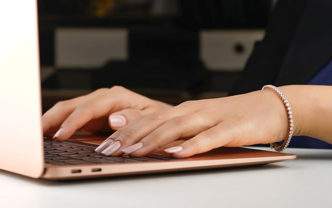 ženske ruke kucaju po tastaturi