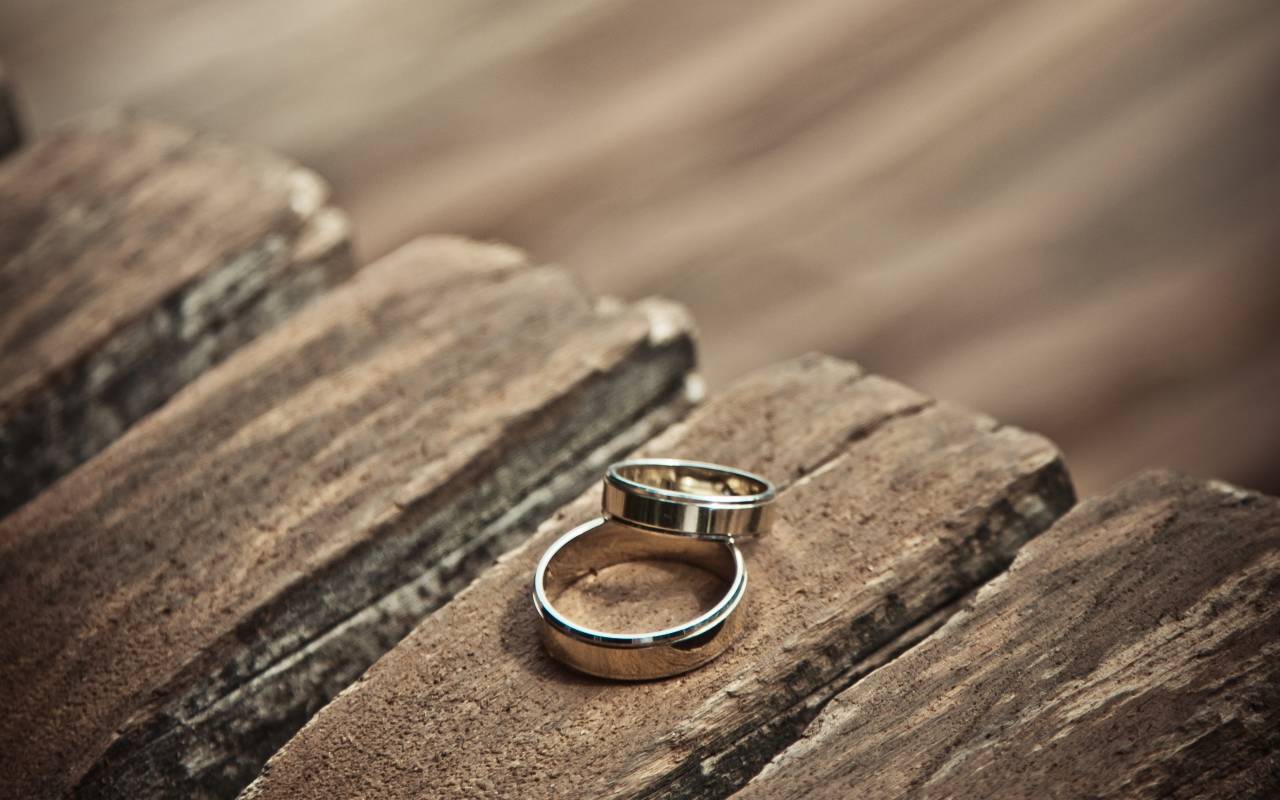 dve burme na drvenom stolu