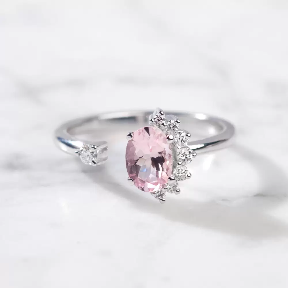 Asimetričan prsten sa dijamantima i morganitom.