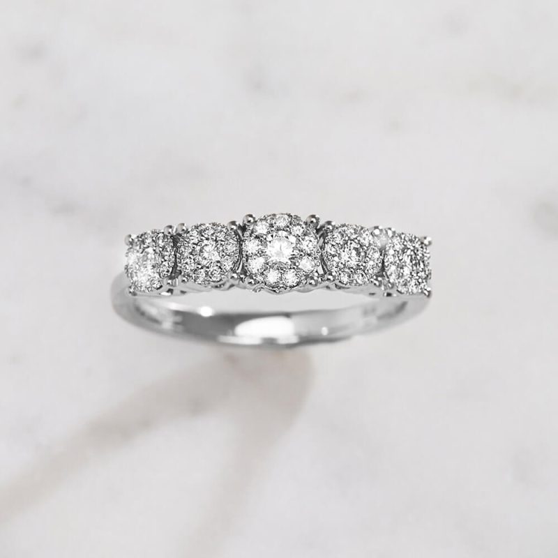 Dijamantski prsten, 977