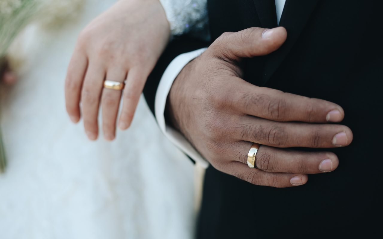 mlada i mladoženja nose burme