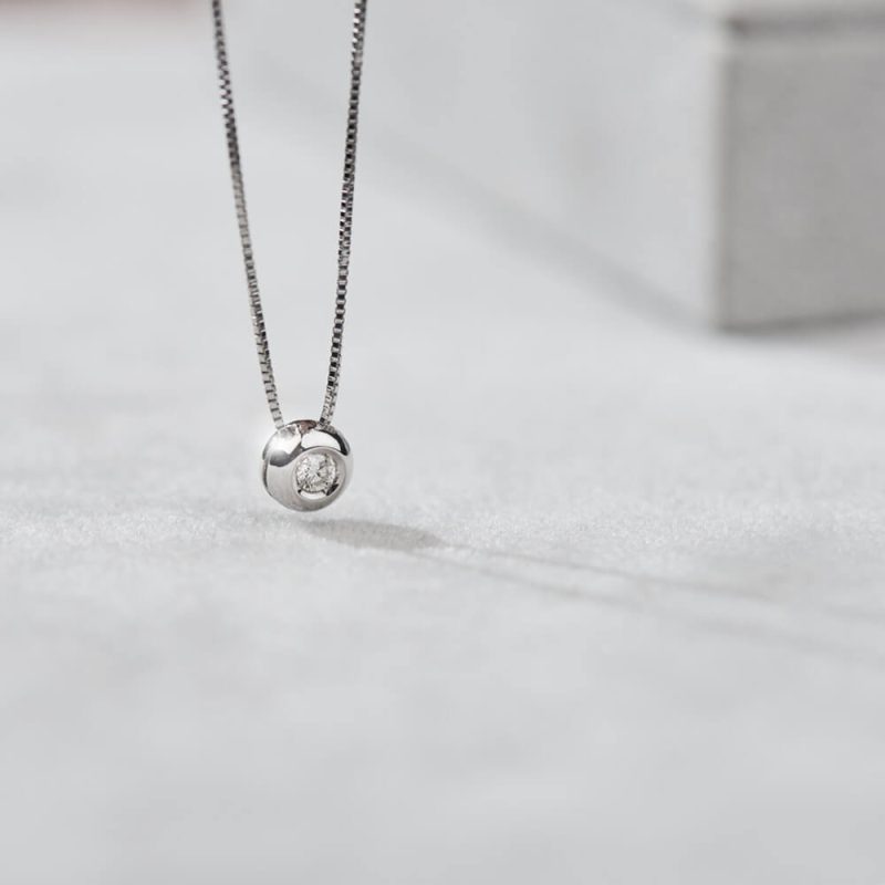 Ogrlica sa jednim dijamantom, 0633